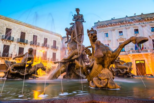 Italy Sicily Travel Photography Ortigia at night Fountain of Artemis in Archimedes Square Piazza Archimede Syracuse Siracusa UNESCO World Heritage Site Sicily Italy Europe